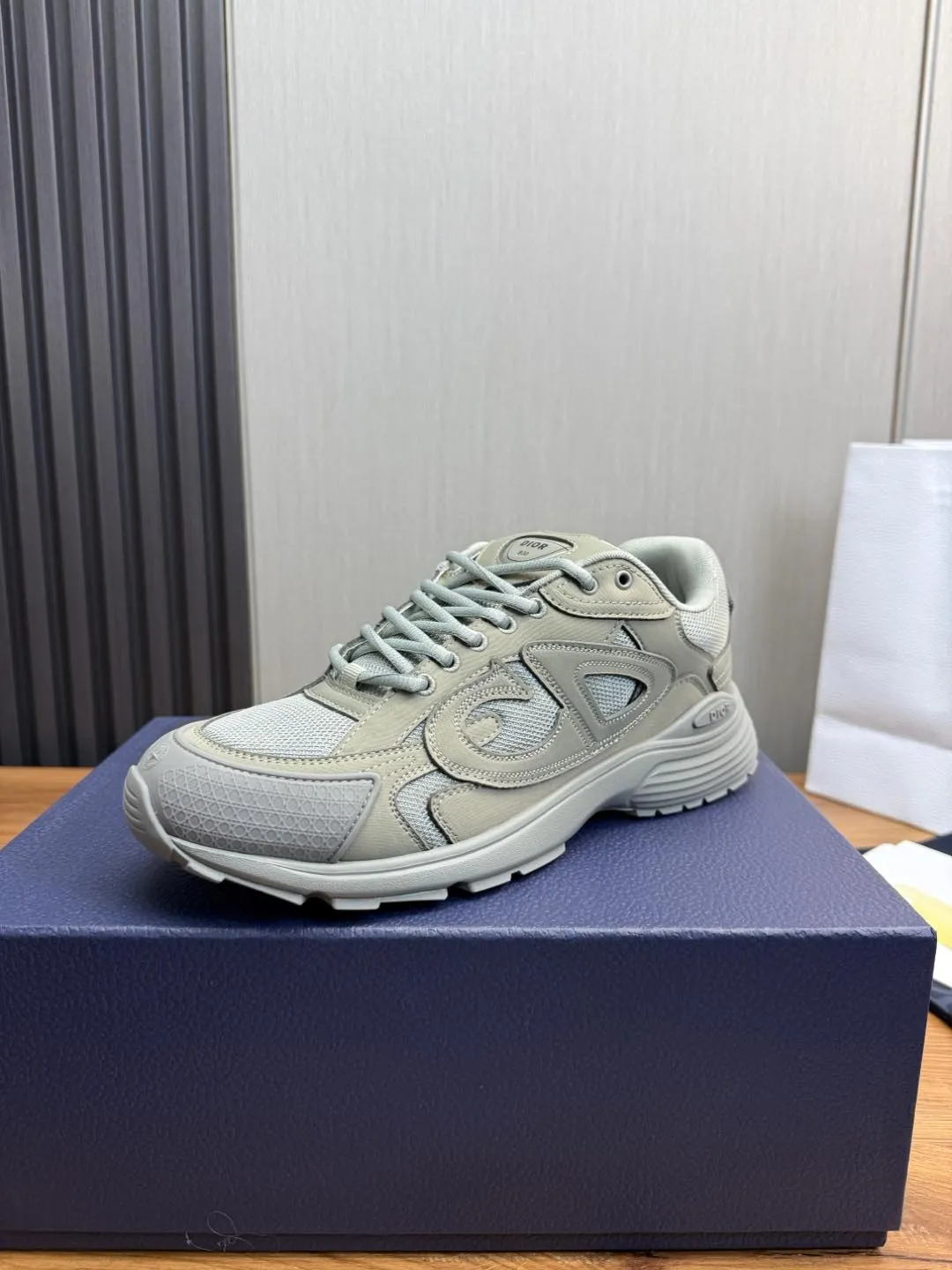 Men's men's shoes 💰740💰 D's Dior ~ New B30 Couple 👫 low-top sneakers ✅ are carefully made of gray mesh fabric and white technical fabric, decorated with reflective "CD30" graphic logo, and "DIO ~ B30" and "CD30" logos on the heel and tongue. An extra-light, sculpted rubber sole with signature accents adds style, while internal stretch details create ideal comfort. It can be matched with various casual styles to show the fashionable and modern sports style〰️ Size: 35-40 (customized at 40 for women) 39-45 (customized at 38.45 for men)